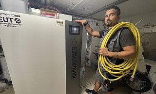 Anlagenmechaniker Tim Rasenberger überprüft eine Pellet-Heizung. - Elke Niedringhaus-Haasper
