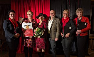 Über die Resonanz zum Weltfrauentag in Borchen freuen sich (v. l.) Kirsten Voß (Vorstand Frauenchor Etteln), Borchens Gleichstellungsbeauftragte Christina Müller, Schauspielerin Jutta Seifert, Chorleiter Hans Joachim Senft, sowie Stefanie Wübbeke und Brigitte Klocke (Vorstand Frauenchor Etteln). - Gemeinde