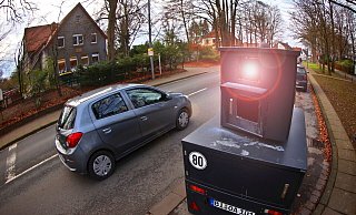 Blitzer Bernhard steht an einer Bielefelder Straße. An diesen Strecken im Stadtgebiet wird das Tempo jetzt kontrolliert. - Sarah Jonek
