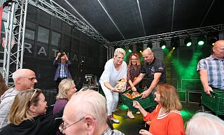 Bürgermeisterin Susanne Rutenkröger verteilt zur Eröffnung des Zwiebelmarkts 2023 Zwiebeln an die Besucher. - Gerald Dunkel