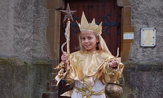 Schlüpfte schon einmal in das weiß-goldene Gewand: Liana Stach (9) wollte schon immer Sternenfee werden. Beim 16. Sternenzauber wird sie Sternenstaub verteilen und dem Nikolaus assistieren. - Sandra Spieker