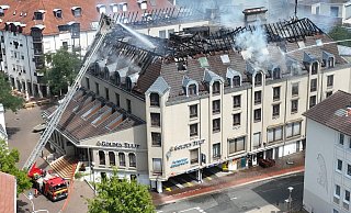 Dieses Drohnenfoto zeigt die Zerstörung. Das Dach des Hotels wurde innerhalb kürzester Zeit zerstört. Die beiden obersten Geschosse sind einsturzgefährdet, die Feuerwehr kann zunächst nur über Drehleitern löschen. - Willi Teuber