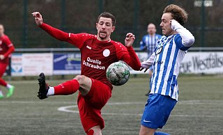 Artistische Einlage: Artem Panasenkov legt sich hier mächtig ins Zeug, um FCO-Offensivkraft Jarne Bühlmann (r.) in seinem Vorwärtsdrang zu stoppen. - Ingo Büchel