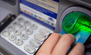 Mit einer Fotofahndung sucht die Polizei eine mutmaßliche Diebin. Die Tatverdächtige soll eine EC-Karte gestohlen und anschließend Geld von dem Konto abgehoben haben. - Symbolbild/dpa