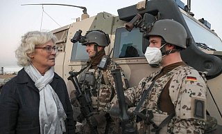 Verteidigungsministerin Christine Lambrecht (l.) im Gespräch mit deutschen Soldaten. - SAFIN HAMED / AFP