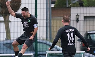 Der Sieg ist perfekt: Anton Gladkov (l.) bejubelt seinen Treffer in der Nachspielzeit zum 5:3-Endstand für den SC Bünde im Derby beim Bünder SV. - N.Gessat