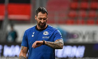 Arminia-Trainer Mitch Kniat blickt auf die Uhr. Mit der Entscheidung, die letzte Ecke noch ausführen zu lassen, war der 38-Jährige überhaupt nicht einverstanden. - IMAGO/Eibner
