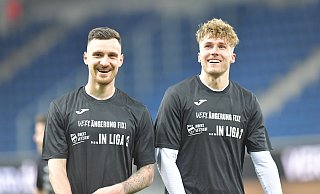 Maximilian Wolfram (links) und Joel Grodowski feiern in extra angefertigten Shirts den Klassenerhalt mit dem SC Verl. Am linken unteren Rand des Shirts findet sich auch ein "Gruß an die Experten". - Jens Dünhölter