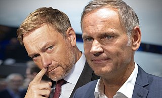 Ein Bericht über Äußerungen des Porsche-Chefs Oliver Blume (r.) über seinen engen Draht zu Finanzminister Christian Lindner sorgt für Aufsehen. - picture alliance / SvenSimon