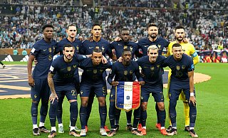 Die französische Nationalmannschaft um Superstar Kylian Mbappé (vorne r.) vor dem WM-Finale gegen Argentinien. Der Großteil dieser Spieler wird auch bei der EM 2024 dabei sein und damit nach Paderborn und Bad Lippspringe kommen. - picture alliance
