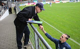 Klaus Wortmann (l.) mit Enkel und FC Gütersloh-Kapitän Tim Manstein, der aus dem vergangenen Spiel noch sichtlich gezeichnet ist - Marina Brüning