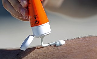 Paderborns SPD forderte die kostenlose Sonnencreme in zwei Freibädern. - dpa/Jan Woitas