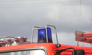 Die Feuerwehr Delbrück rückte zu dem brennenden Oldtimer an die Landstraße aus. - (Themenbild) Ekkehard Wind