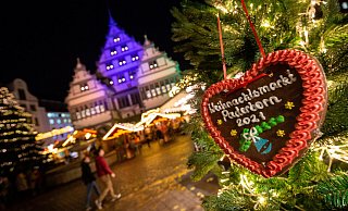 Der Rathausplatz erstrahlt in weihnachtlichem Licht. - Niklas Tüns