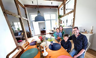Im Februar sind Katja, Bastian, Fiona und Nick an die Hambrinker Heide 41 gezogen. 30 Jahre lang war der alte Kotten zuvor unbewohnt. - Andreas Frücht