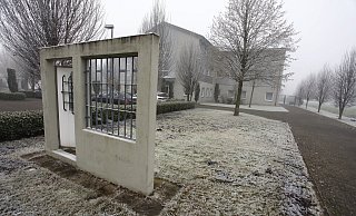 In der Haftanstalt des offenen Vollzugs gibt es keine vergitterten Fenster - nur bei der "Kunst am Bau". - Roland Thöring