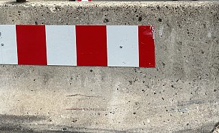 Lack dran: Rote und dunkle Lackspuren finden sich auf den Betonsperren vor der Brücke. Und bei den Autos dürfte der Lack ab sein. - Ralf T. Mischer