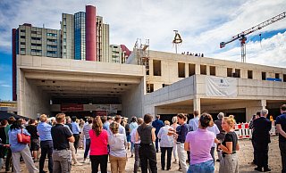 Im Beisein von zahlreichen Mitarbeitenden des Klinikums Bielefeld und geladenen Gästen spricht Zimmermann Franz Luegering den Richtspruch auf dem Neubau des Notfall- und Intensivmedizinischen Zentrums. - Mike-Dennis Mller / www.mdm.photo Im Beisein von zahlreichen Mitarbeitenden des Klinikums Bielefeld und geladenen Gästen spricht Zimmermann Franz Luegering den Richtspruch auf dem Neubau des Notfall- und Intensivmedizinischen Zentrums. - Mike-Dennis Mller / www.mdm.photo