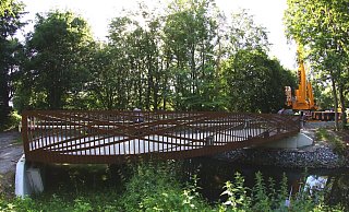 Die Brücke über die Dalke ist 18 Meter lang und etwa 20 Tonnen schwer. - Stadt Gütersloh