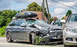 Der BMW und der Mercedes am Straßenrand. - Paul Brinkmann