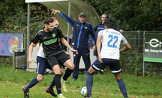 Der VfL kassierte beim 0:3 gegen den SV Ubbedissen mit Max Schneider (dunkles Trikot) die erste Saisonniederlage. - Peter Unger