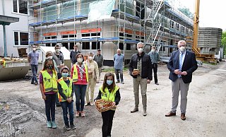 Ein Dankeschön für die Akteure bringen die Kinder Lee-Ann, Leni und Mararh aus der dritten Jahrgangsstufe: Sie verteilen Süßigkeiten. - Stadt Höxter