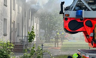 Dichter Rauch schlägt aus den Fenstern der betroffenen Wohnungen an der Paderborner Wollmarktstraße. - Feuerwehr Paderborn