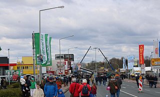 Sonst viel befahren, diesmal für Flaneure reserviert: Am Frankfurter Weg zeigen sich die umliegenden Unternehmen. Das Ausflugsangebot mit Rummel-Atmosphäre haben zahlreiche Menschen gerne angenommen. - Moritz Jülich