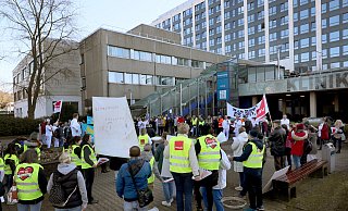Die Mitarbeitenden des Klinikums Herford sind erneut zum Warnstreik aufgerufen. Am 14. Februar hatten OP- und Anästhesie-Pflegekräften für eine bessere Bezahlung ihre Arbeit niedergelegt. - Frank-Michael Kiel-Steinkamp