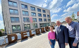 Projektleiterin Stefanie Volkmer, Bürgermeister Werner Peitz und Bauamtsleiter Markus Hückelheim sind stolz auf das neue Delbrücker Rathaus. Die Stadtverwaltung arbeitet damit wieder gemeinsam unter einem Dach. - Jens Reddeker