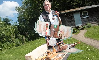 Konrad Dommes ist seit über 30 Jahren der Herr der Vögel bei der St. Dionysius-Schützenbruderschaft in Buke. Hier präsentiert er den aktuellen Schützenvogel, den kleineren für die Jungschützen, den Rohling (l.) für nächstes Jahr und sein Werkzeug. - Uwe Müller