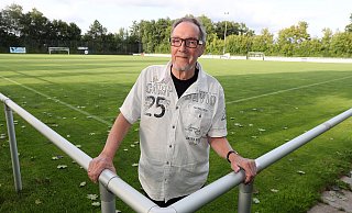 Arminias Ehrenpräsident Hans-Jürgen Laufer (75) ist stolz auf die Edimedien-Arena, Heimat der DSC-Frauen. - Wolfgang Rudolf Arminias Ehrenpräsident Hans-Jürgen Laufer (75) ist stolz auf die Edimedien-Arena, Heimat der DSC-Frauen. - Wolfgang Rudolf