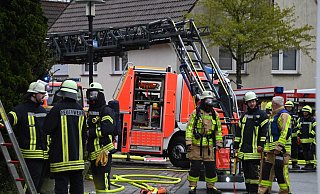 Großeinsatz: In einem unbewohnten Haus war es am frühen Donnerstagmorgen zu dem Feuer gekommen. - Thomas Kube