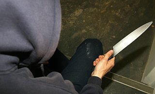Ein Jugendlicher bedrohte einen Herforder mit einem Messer. - Verfügbar für Kunden mit Rechnungsadresse in Deutschland.