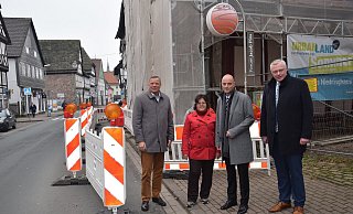 Landtagsabgeordneter Matthias Goeken (v. l.), Baudezernentin Claudia Koch, Jens Kronsbein (Bezirksregierung Detmold) und Bürgermeister Daniel Hartmann machen einen Stadtrundgang. - Stadt Höxter