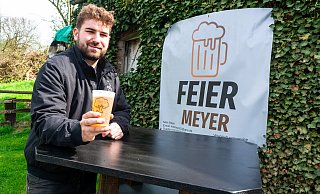 2023 feierte Max Meyer beim Parksaufen, hier an einem der Stehtische Marke Eigenbau, noch als angehender Abiturient. In diesem Jahr richtet er mit seinem Unternehmen "Feier Meyer" das Traditions-Event der Abiturjahrgänge auf den Werrewiesen aus. - Ralf Bittner