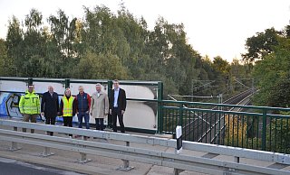 Freuen sich über die freigegebene Brücke mit breitem Rad- Gehweg: Jens Kaiser (Kreisstraßenbaumt, v.l.), Landrat Christoph Rüther, Natalie und Peter Wilms (Bauunternehmung Peter Willms), Dieter Honervogt (stellv. Bürgermeister Stadt Paderborn) und Ulrich Ponzel. - Kreis Paderborn / Michael Rüngeler