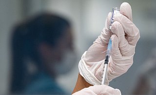 Eine Frau zieht eine Dosis des Impfstoffes von Biontech/Pfizer für eine Corona-Impfung auf. - Marijan Murat