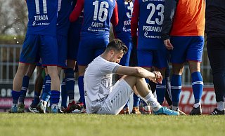 Enttäuscht am Boden: Damjan MarcetaSV Rödinghausen - KFC Uerdingen am 05.03.22; Haecker-Wiehenstadion (Rödinghausen), Deutschland - Joel Beinke
