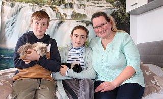 Sie sind eine "Stroke Family": Natalie Prieb mit ihren Kindern Julia (11) und Roland (13). Nach Rolands Schlaganfall hat die Familie die Meerschweinchen Polly und Susie angeschafft. - Linda Schnepel