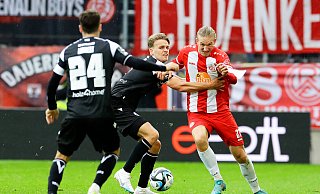Erst in der zweiten Halbzeit hat Arminia Bielefeld (hier Nicklas Shipnoski, Mitte, im Duell gegen Essens Vinko Sapina) richtig Zugriff auf die Partie gegen Rot-Weiss Essen. - IMAGO/Markus Endberg