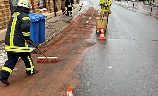Viel zu tun hatten die Freiwillige Feuerwehr Höxter und anschließend der Bauhof der Stadt Höxter mit der langen Ölspur mitten in der Innenstadt. - FFW Höxter