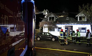 Der Dachstuhl des Wohnhauses am Stadtweg in Großeneder stand in weiten Teilen in Flammen. Foto: Dieter Scholz - Dieter Scholz