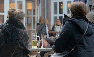 Im Biergarten der Druckerei gibt es Dienstag Fußball - natürlich hoffen die Fans, dass sie dann besseres Wetter haben als bei der Saisoneröffnung. - Druckerei