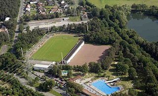 Auch in der Luftaufnahme des Hermann-Löns-Stadions sind die vier Betonpfeiler der ehemaligen Flutlichtanlage gut zu erkennen. - (Archivbild) Gerd Vieler