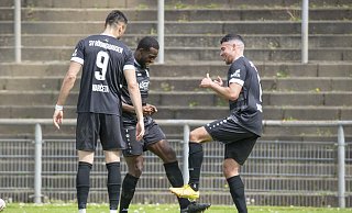 Tänzchen des Torschützen: Jeff-Denis Fehr (Mitte.) feiert nach seinem Treffer mit Adrian Bravo Sanchez (r.), Damjan Marceta schaut zu. - Joel Beinke