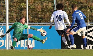 Nullzwei: Schalkes Blendi Idrizi (8) lässt sich von Christian Will (16) nicht davon abhalten, den Wiedenbrücker Torhüter Marcel Hölscher in der 25. Minute zum zweiten Mal in diesem Spiel zu überwinden. - Daniel Bremehr