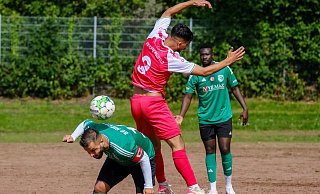 Bei Ilker Aslan (l.) und dem SC Hicret ist genauso wie beim VfB Fichte mit Nury Hussein einiges aus dem Gleichgewicht geraten. - Andreas Zobe
