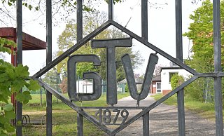 Wird vom Verein nicht mehr benötigt: Der Gütersloher Jahnplatz mit dem zugehörigen Gebäude (rechts). - Jens Dünhölter,Jens Dünhölter