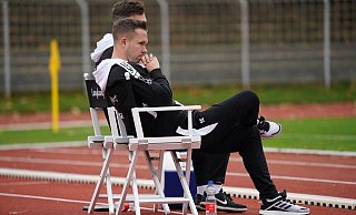 Es sieht böse aus: Trainer Stephan Eggert musste in Tengern eine 1:4-Niederlage seines SC Herford mitansehen. - Yvonne Gottschlich